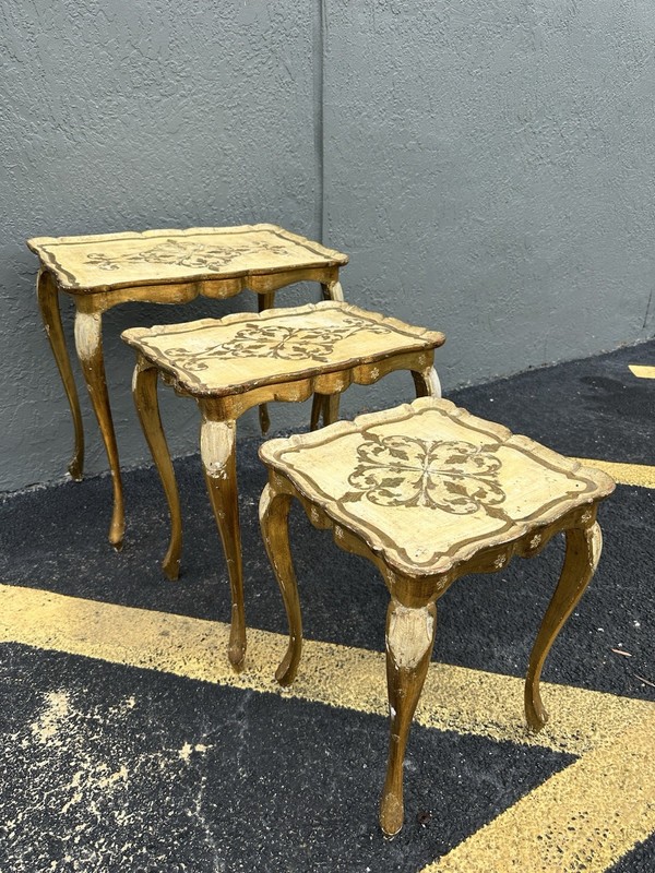 SET OF THREE FLORENTINE ITALIAN GOLD GILT WOODEN TABLES NESTING