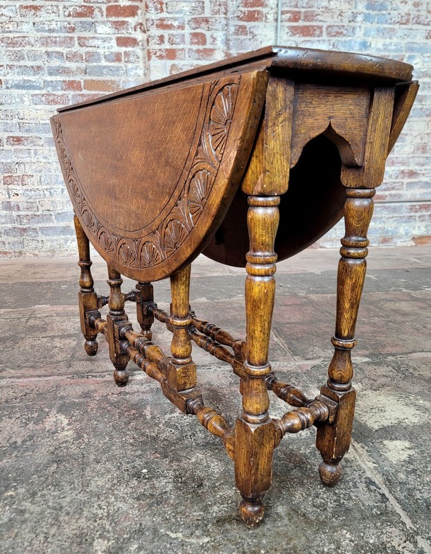 19th century English Drop leaf Oak Round Gateleg Table gallery