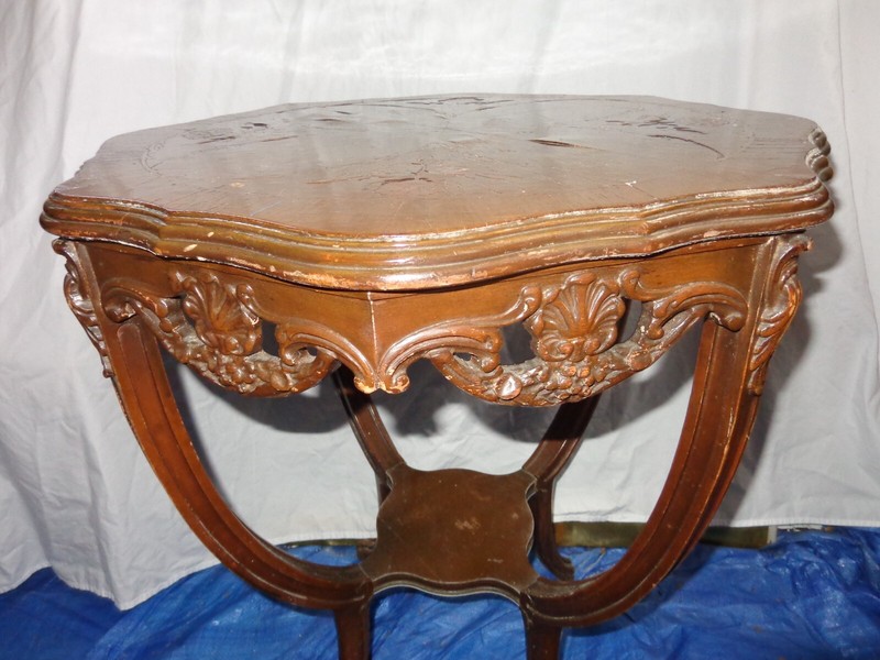 ANTIQUE HAND CARVED END TABLE 26 in DIAMETER - 29 in TALL GREAT DEAL NEEDS WORK