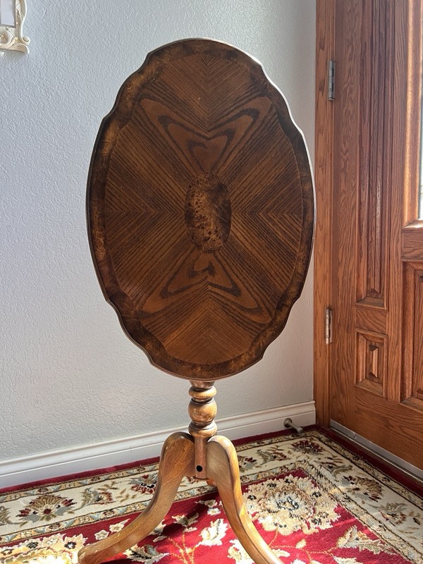 Vintage Tilt-Top Pedestal Side Table – Scalloped Oval Design