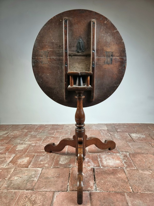 A Fine Early 18th Century Tripod Table. gallery