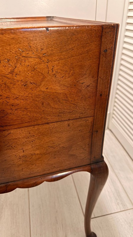 Vintage Queen Anne Side Table Walnut Veneer Cabriole Legs Wood Accent Nightstand gallery