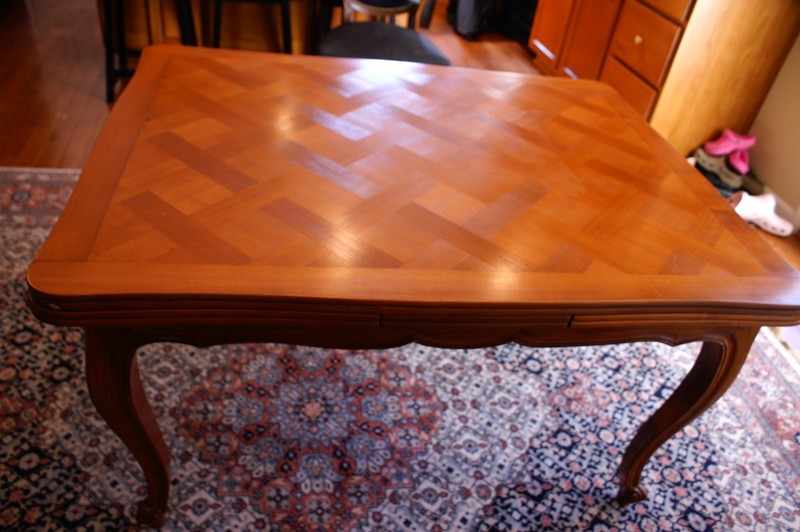 French Antique dinning table (1830 – 1850) featuring Versailles Marquetry