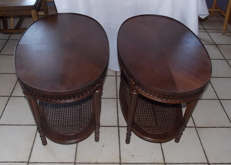 Mahogany Carved Book Match Veneer End Table (1 Table) (ET35)