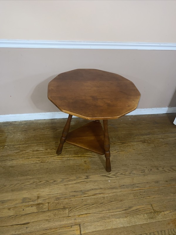 This is an Old RARE Cushman Solid Maple 🍁 Lamp Table in good condition.