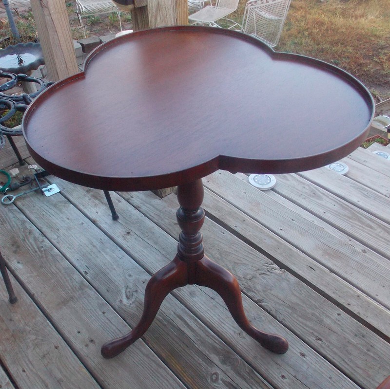 Mahogany Cloverleaf Lamp Table / Side Table (T707)