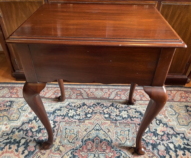 Henkel Harris Mahogany Queen Anne Night Stand or Side Table Finish 29 gallery