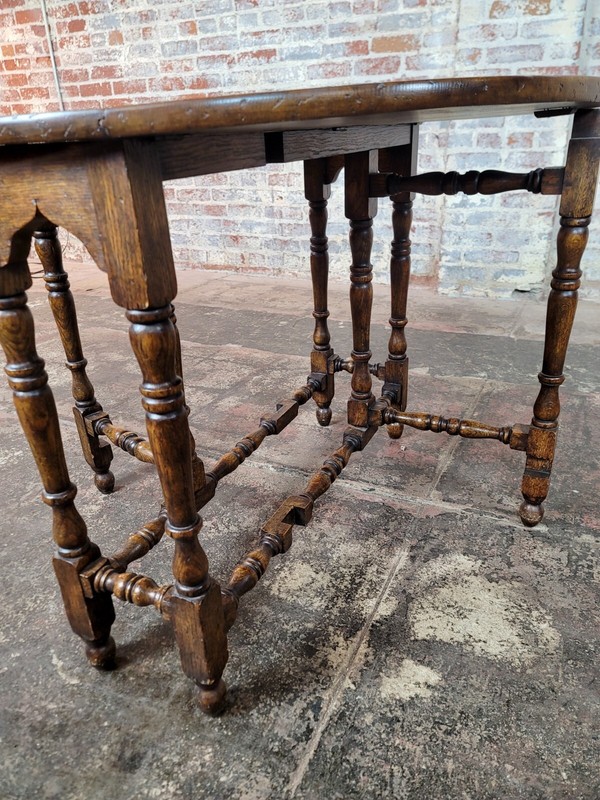 19th century English Drop leaf Oak Round Gateleg Table gallery