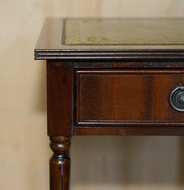 LOVELY VINTAGE CIRCA 1940'S GREEN LEATHER GOLD LEAF SINGLE DRAWER SIDE TABLE gallery