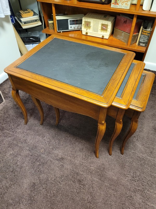 Vintage Hekman Nesting End Tables. Beautiful Condition!