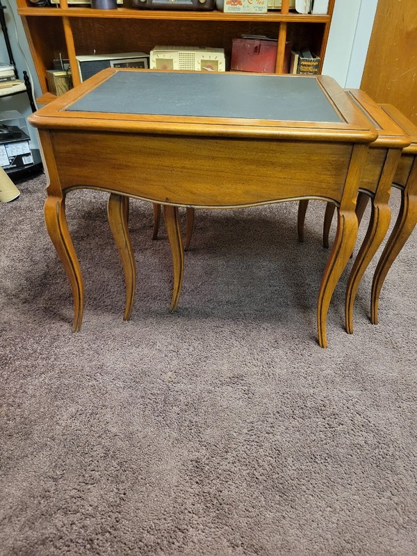 Vintage Hekman Nesting End Tables. Beautiful Condition! gallery
