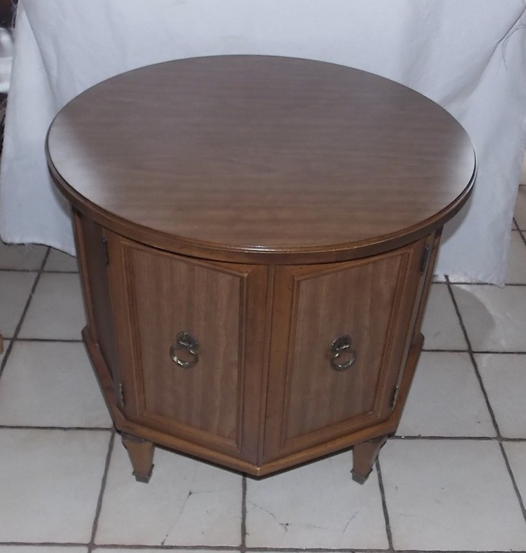 Round Mid Century Formica Top Walnut End Table / Side Table (ET98)