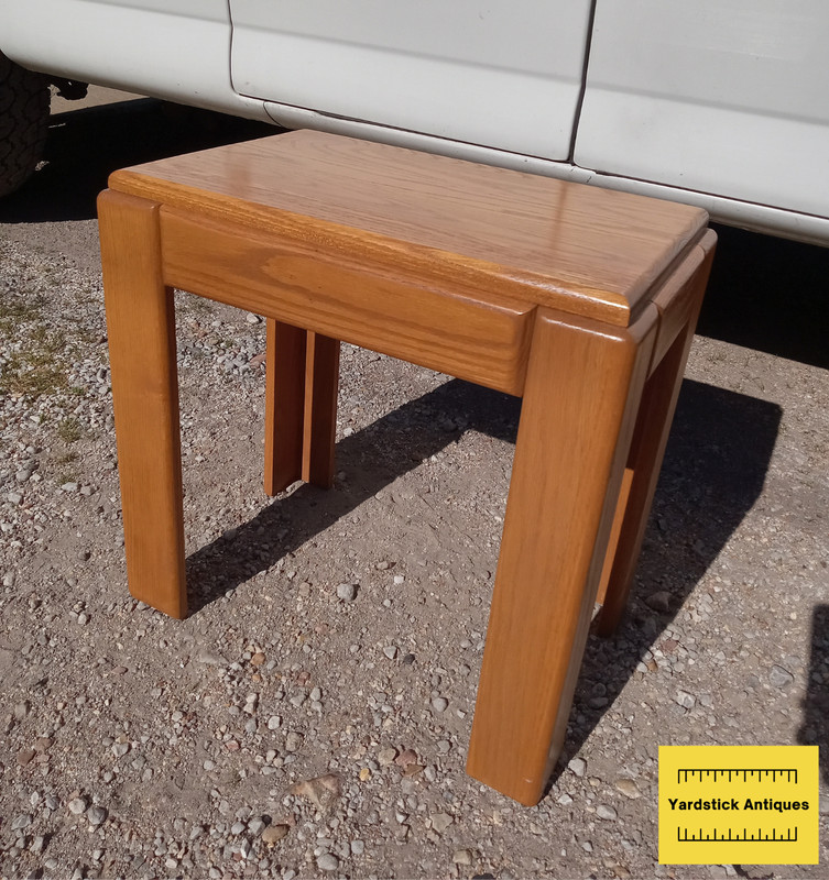 Mid Century Solid Oak End Table / Side Table (ET144)