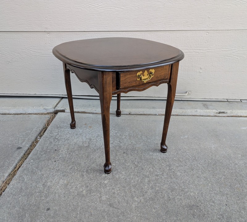 Vintage Queen Anne Oval Cherry Wood 1-Drawer Side End Table Brass K43