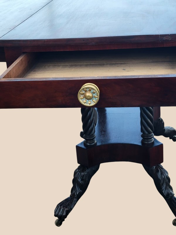 Early 19th Century Federal Mahogany Drop-Leaf Table gallery