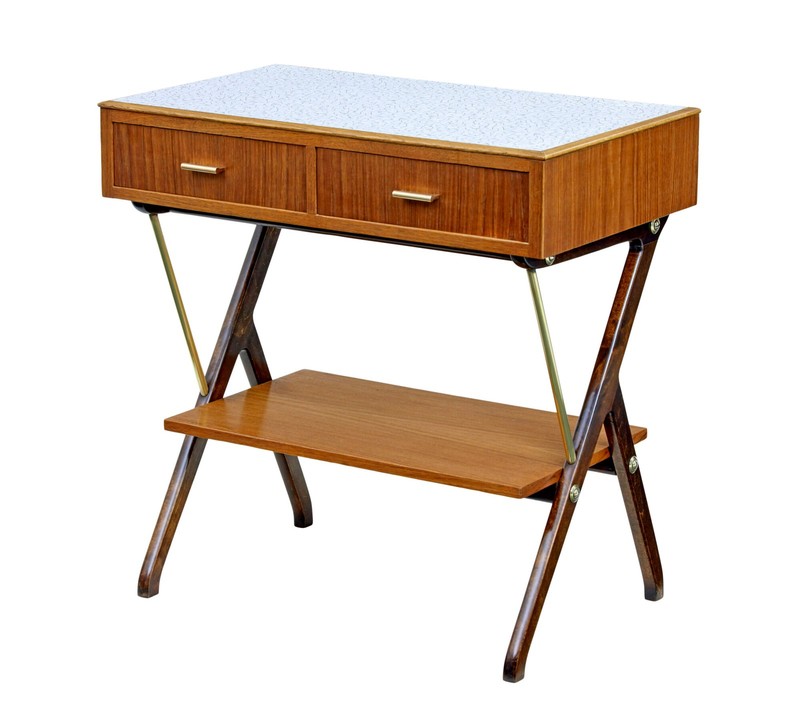 MID 20TH CENTURY SCANDINAVIAN MODERN TEAK SIDE TABLE