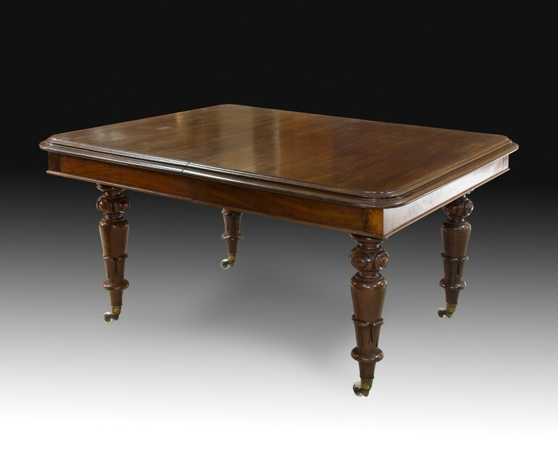 Extensible table. Mahogany, metal. England, 19th century.