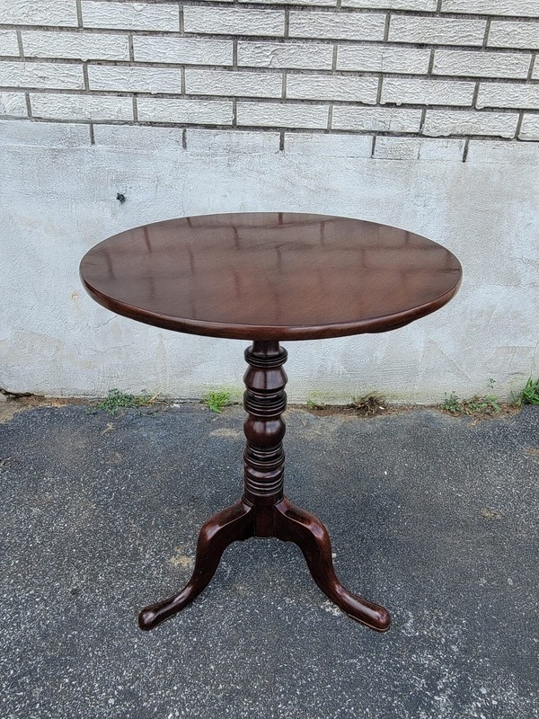 Exquisite 19th Century American Queen Anne Mahogany Tilt-Top Table