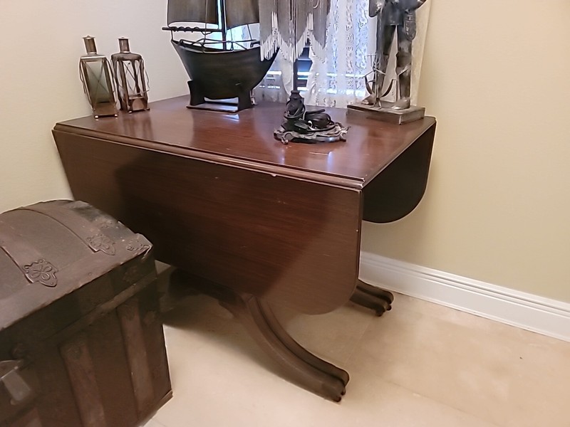 Duncan Phyfe Antique Table, good condition, Leafs work perfectly. Rare 8 Castors