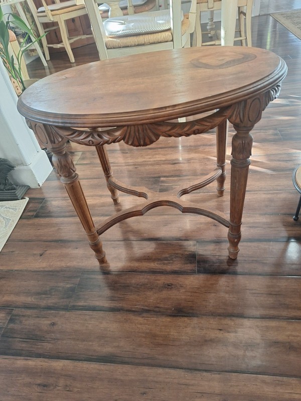 Antique Oak/Walnut Oval Accent Table Carved Edge And Legs 24″x19″x18″