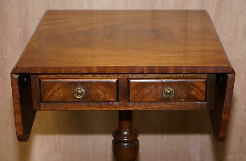 STUNNING BEVAN FUNNELL EXTENDING MAHOGANY SIDE END LAMP WINE CARD TABLE gallery