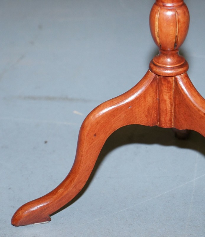 LOVELY VINTAGE WALNUT PIE CRUST EDGE TRIPOD LAMP SIDE END WINE TABLE THREE LEG gallery