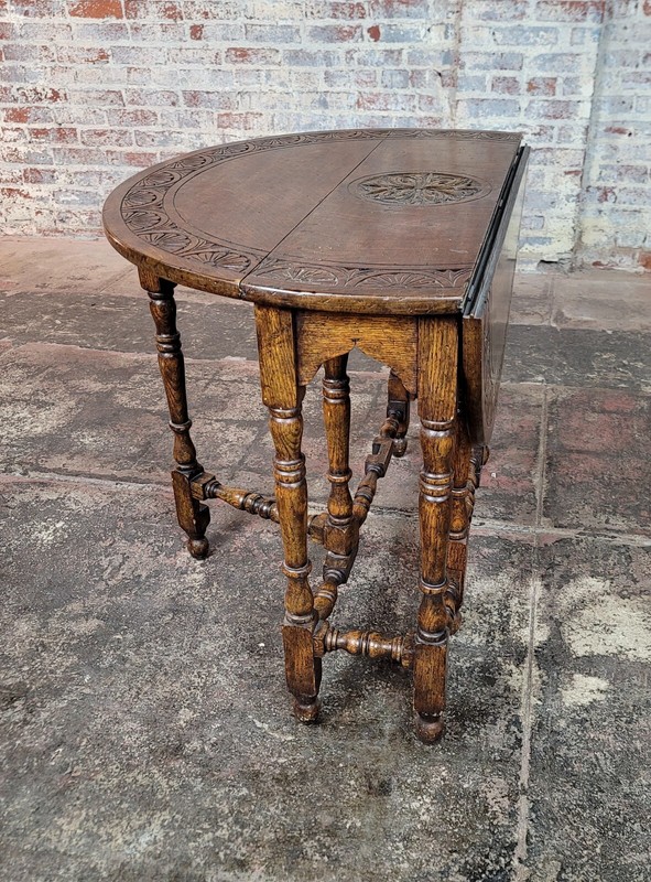 19th century English Drop leaf Oak Round Gateleg Table gallery