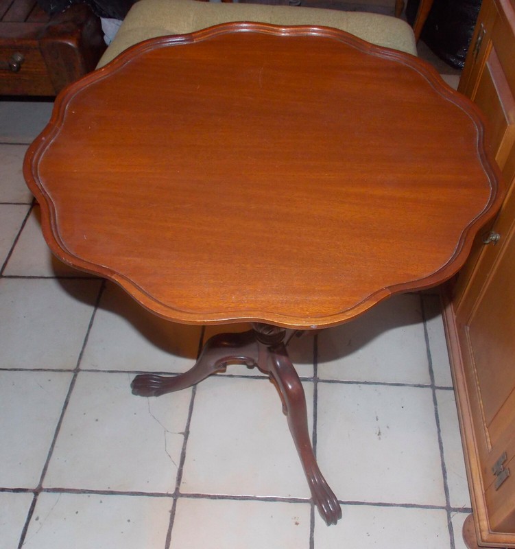 Mahogany Carved Pie Crust Top Parlor Table / Lamp Table (RP-PRT11)