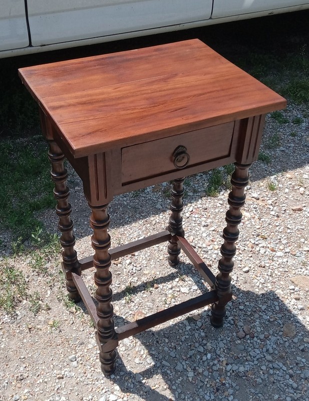 Cherry Spool Leg Lamp Table / Nightstand (ET758)