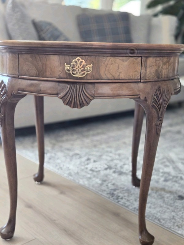 Baker Furniture Queen Anne Walnut Side Table End Table Round W/ Drawer