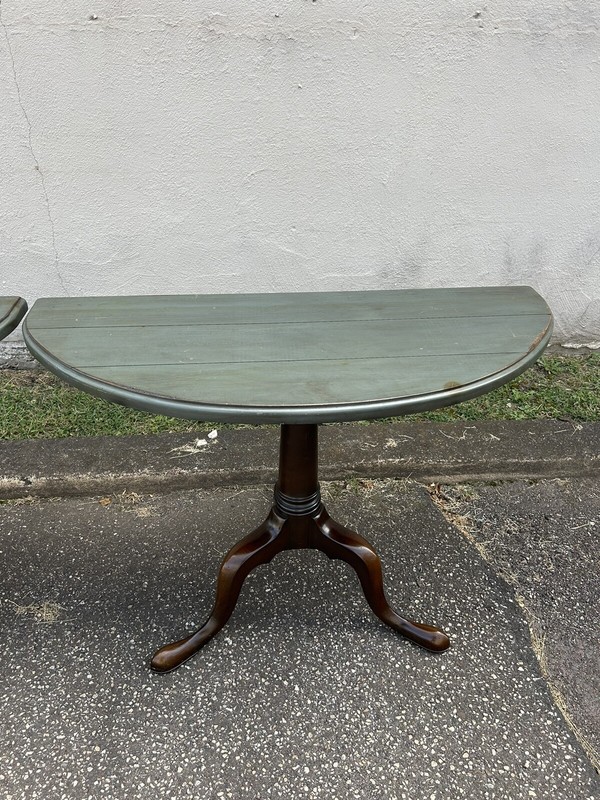 Pair Of Unique Hickory Chair Co. Queen Anne Style Mahogany And Painted Tables gallery