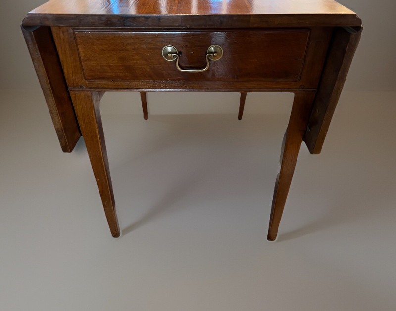 Antique American Hepplewhite Walnut Pembroke Table, C1790 gallery