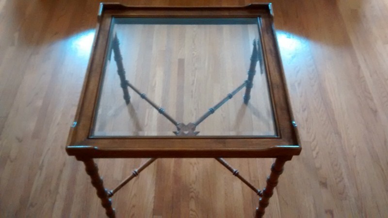 Square end table with beveled glass top inlay and raised edge 27x27x22 - EUC gallery