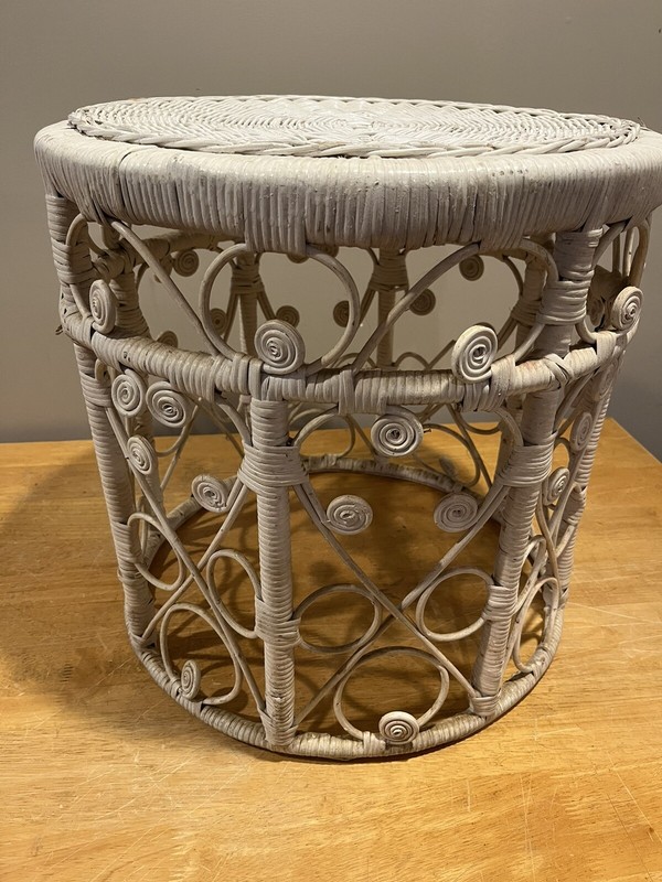 Vtg White Wicker Rattan Plant Stand Boho Scroll Peacock Side Table Round 18" gallery