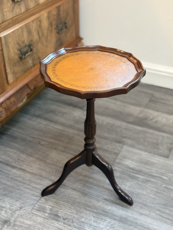 LOVELY VINTAGE PIE CRUST EDGE BROWN LEATHER MAHOGANY SIDE END LAMP WINE TABLE