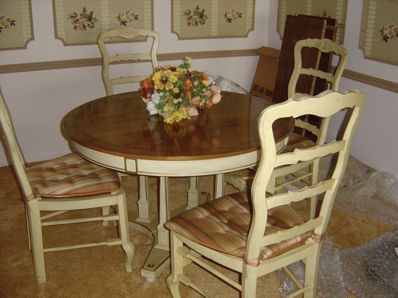 Vintage 1960’s RND Dining Table w/ 2-18”Ext LEAVES. CHAIRS NOT INCLUDED.
