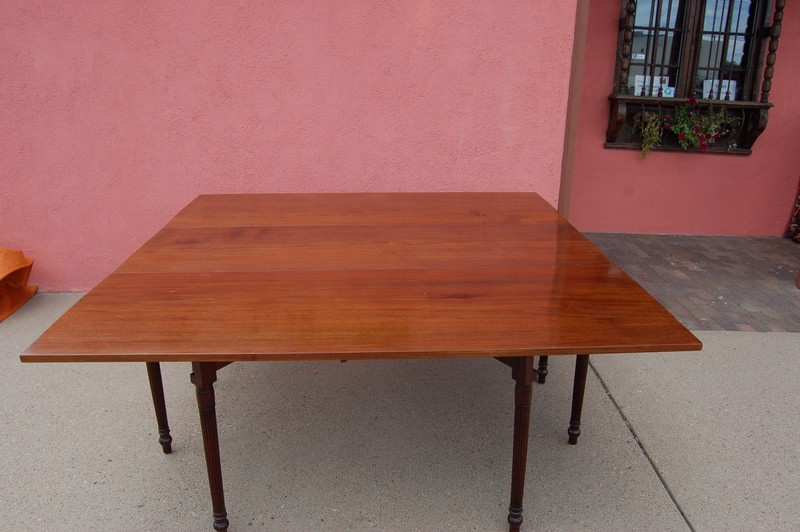 LARGE AMERICAN SHERATON WALNUT DINING TABLE c. 1810 gallery