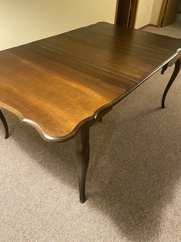 Dining Room Table With 3 Leaves. Beautiful Curved Legs. Wood Support In Center