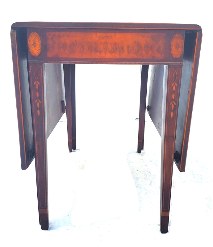 American Federal Mahogany Inlaid Hepplewhite Drop Leaf Dining Table 1820s