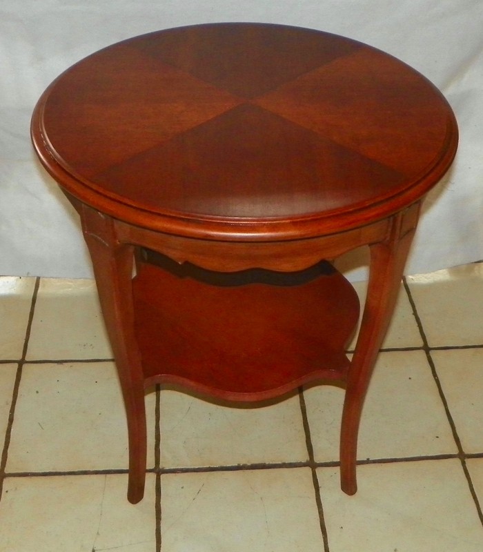 Round Mahogany Book Match Veneer Top Lamp Table / End Table by Drexel (PRT134)