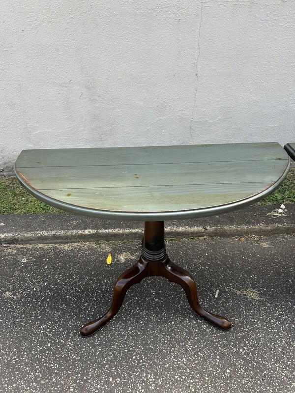Pair Of Unique Hickory Chair Co. Queen Anne Style Mahogany And Painted Tables gallery