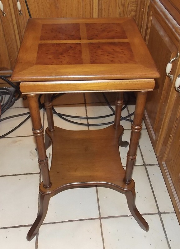 Mahogany Inlaid Lamp Table / End Table (ET125 gallery