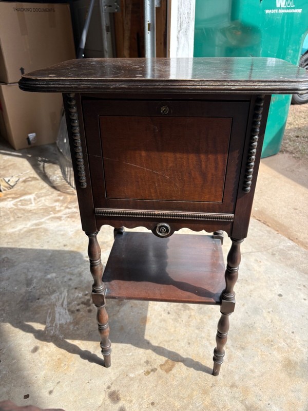Beautiful Antique table (The dayton company piece)