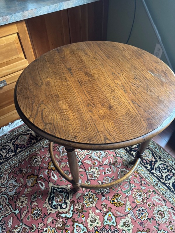 Henredon round side table in walnut finish in great condition gallery