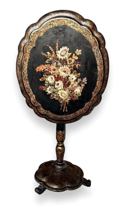19th Century English Victorian Tilt Top Table