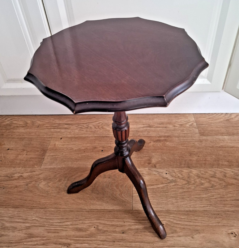 ANTIQUE MAHOGANY SMALL WINE / SIDE TRIPOD TABLE GOOD CONDITION SCALLOP EDGE