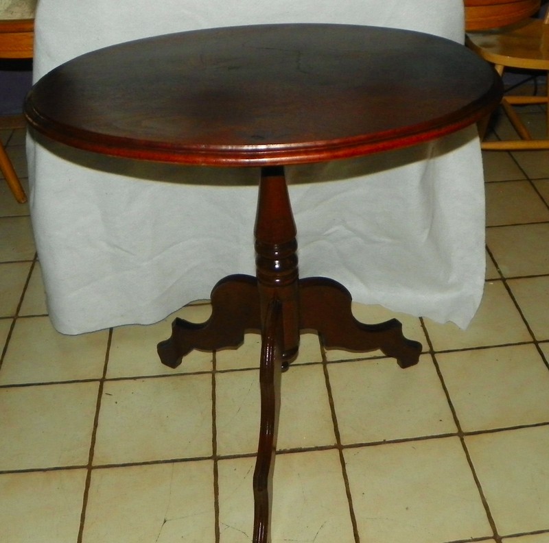 Walnut Oval One Board Top Parlor Table / Center Table (PRT113)