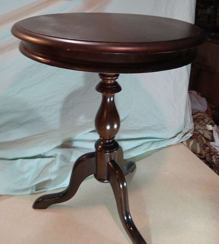 Round Mahogany Side Table / End Table (ET599)