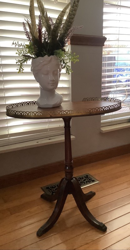 Exquisite Vintage Ferguson Bros coffee End table Oval Wood Brass Rim shape Retro