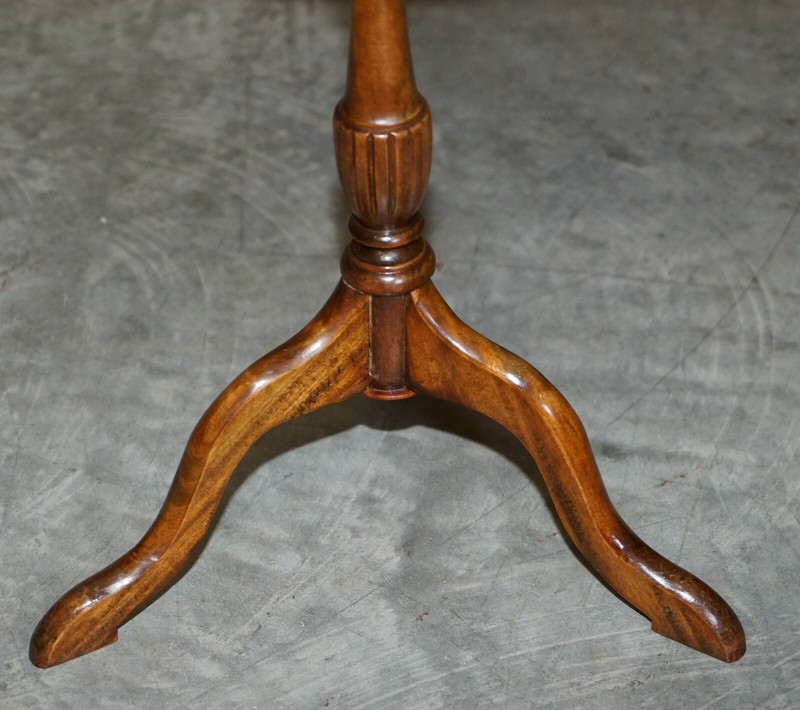 LOVELY VINTAGE TWO TONE MAHOGANY TRIPOD LAMP END WINE TABLE NICE PROPORTIONS gallery